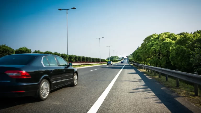 Ubezpieczenia komunikacyjne. Co to jest i co trzeba o nich wiedzieć?